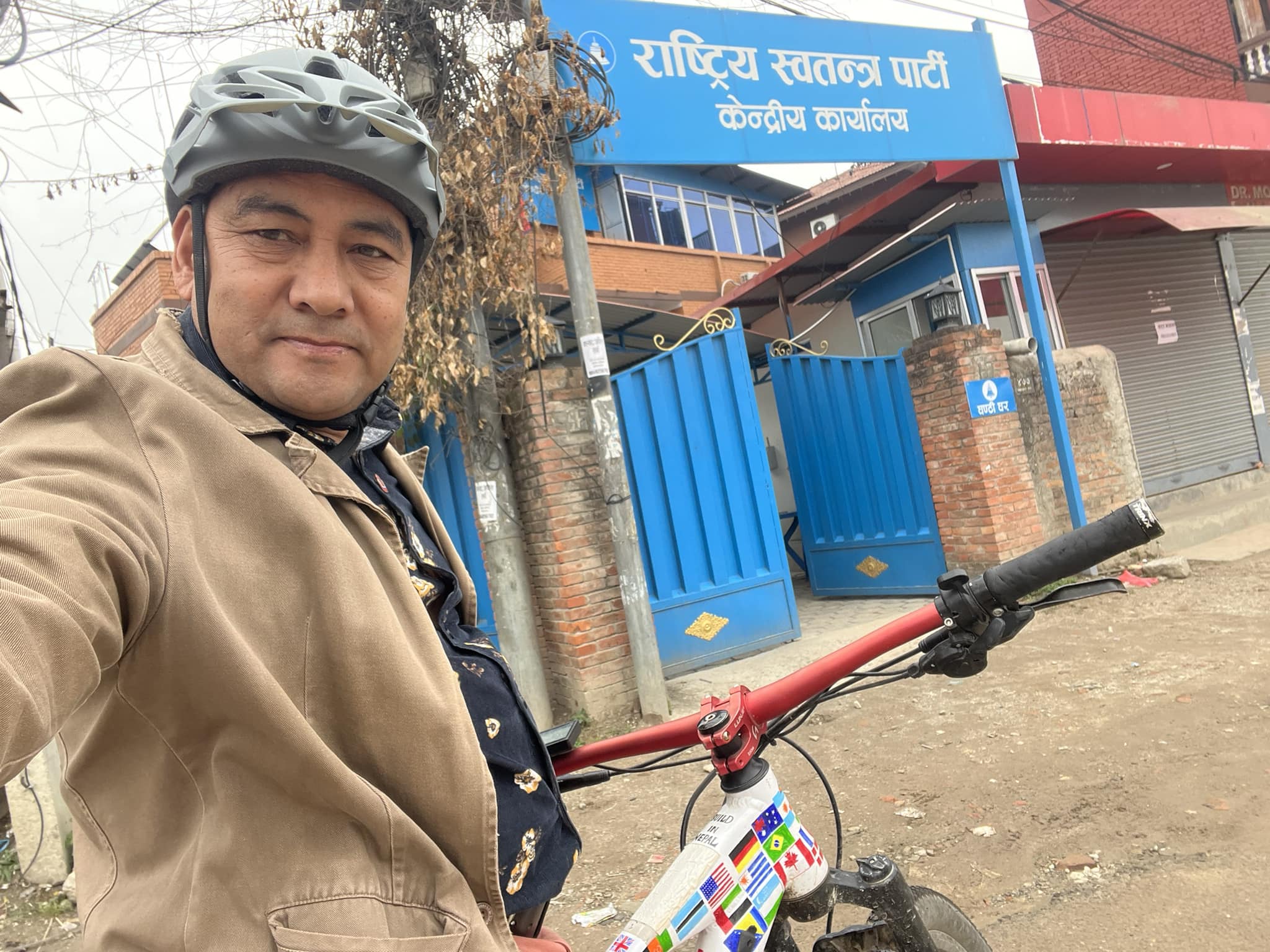 रास्वपा कार्यालयमा साइकल चढ्नेलाई ‘नो इन्ट्रि’, पानीमा भिज्दै घर फर्किए विश्व साइकल यात्री शाह 344564039 200615086104478 5329000389347038553 n